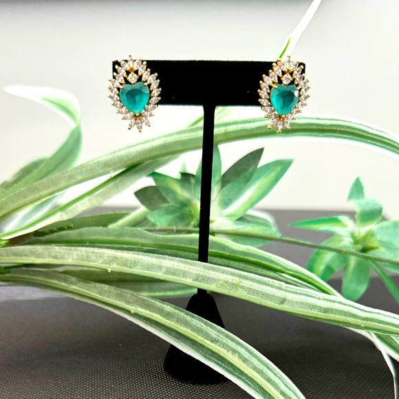 Emerald Stone with Zircon Earrings. - Picture 3 of 3